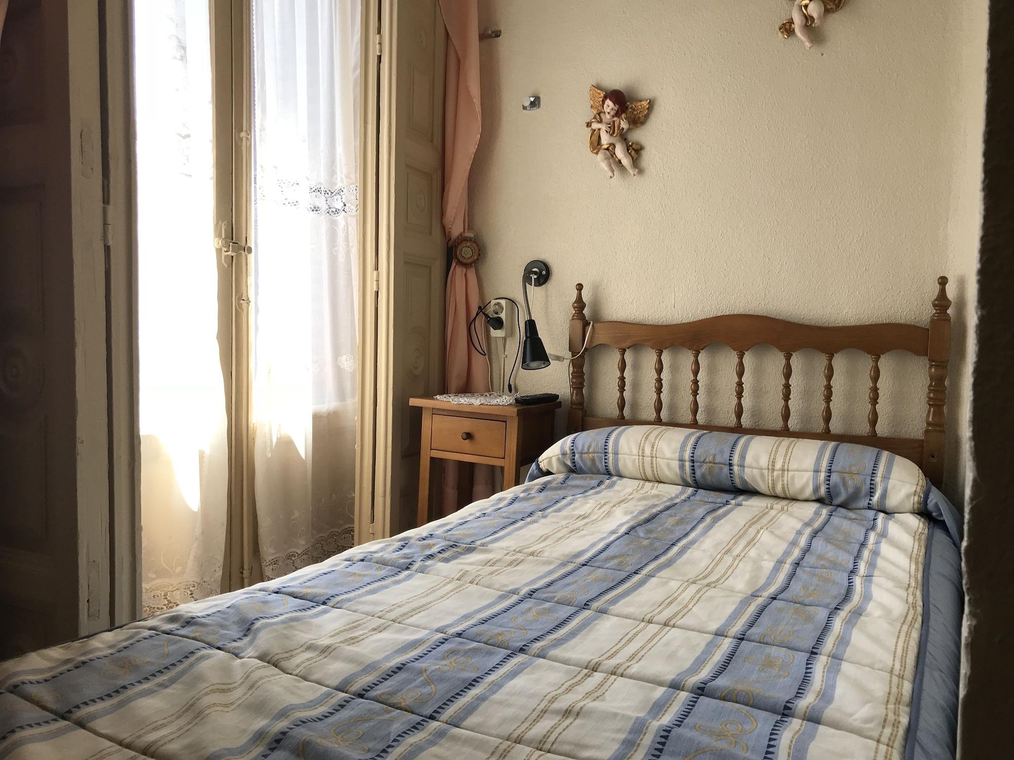 Rc Miguel Angel Hostel Madrid Ngoại thất bức ảnh A bedroom in a Spanish hotel
