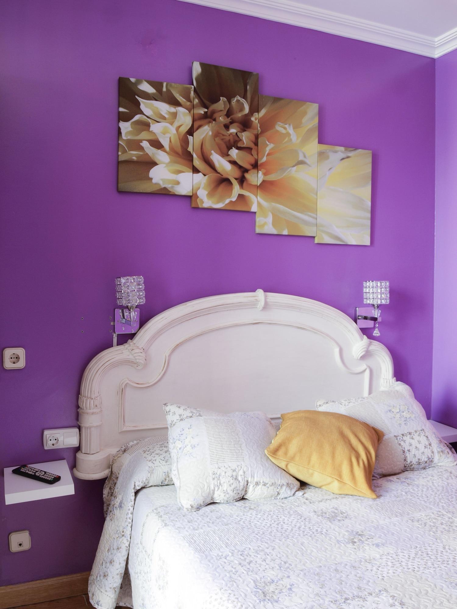 Rc Miguel Angel Hostel Madrid Ngoại thất bức ảnh Purple bedroom