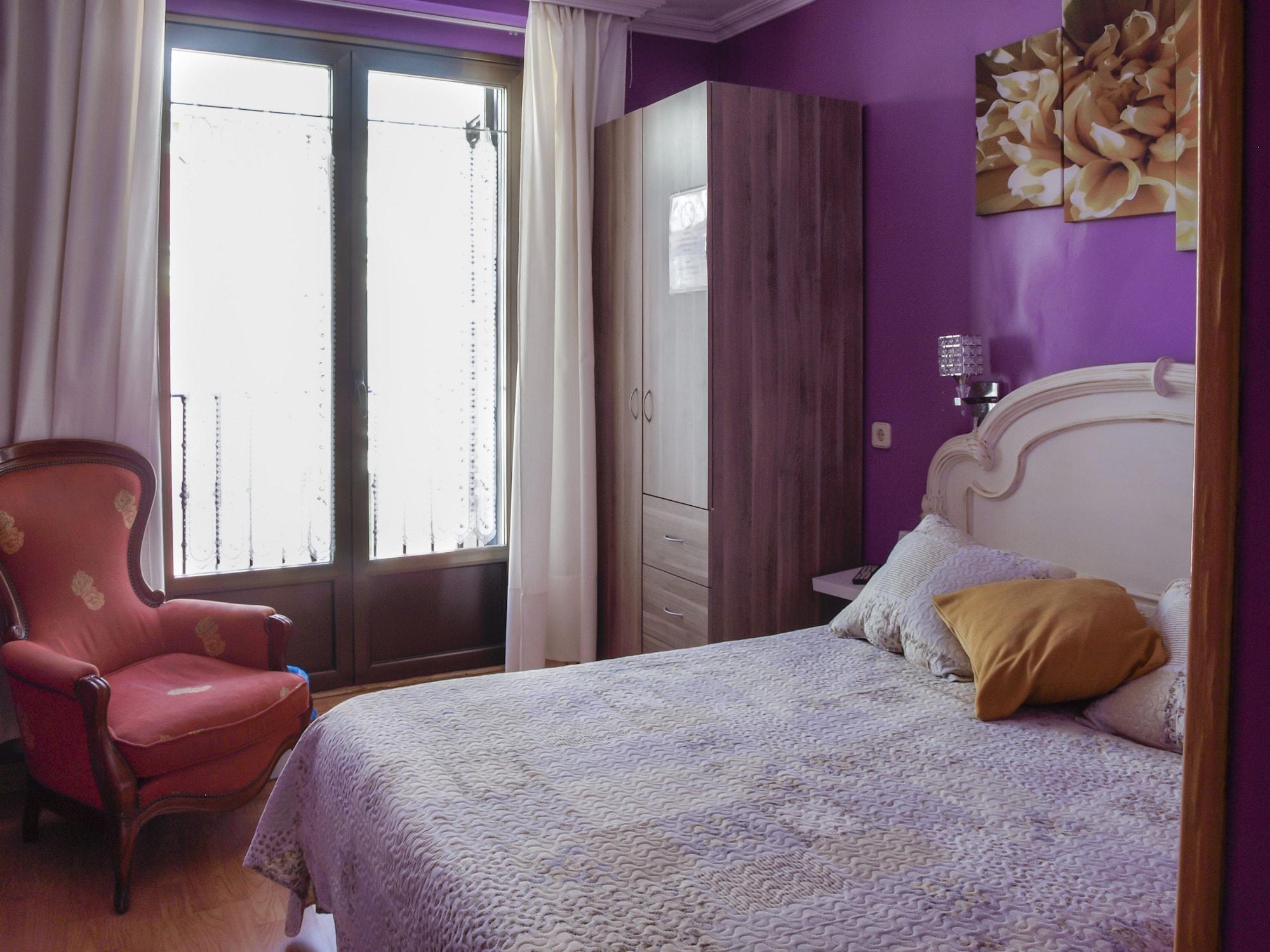 Rc Miguel Angel Hostel Madrid Ngoại thất bức ảnh A bedroom in a Spanish hotel