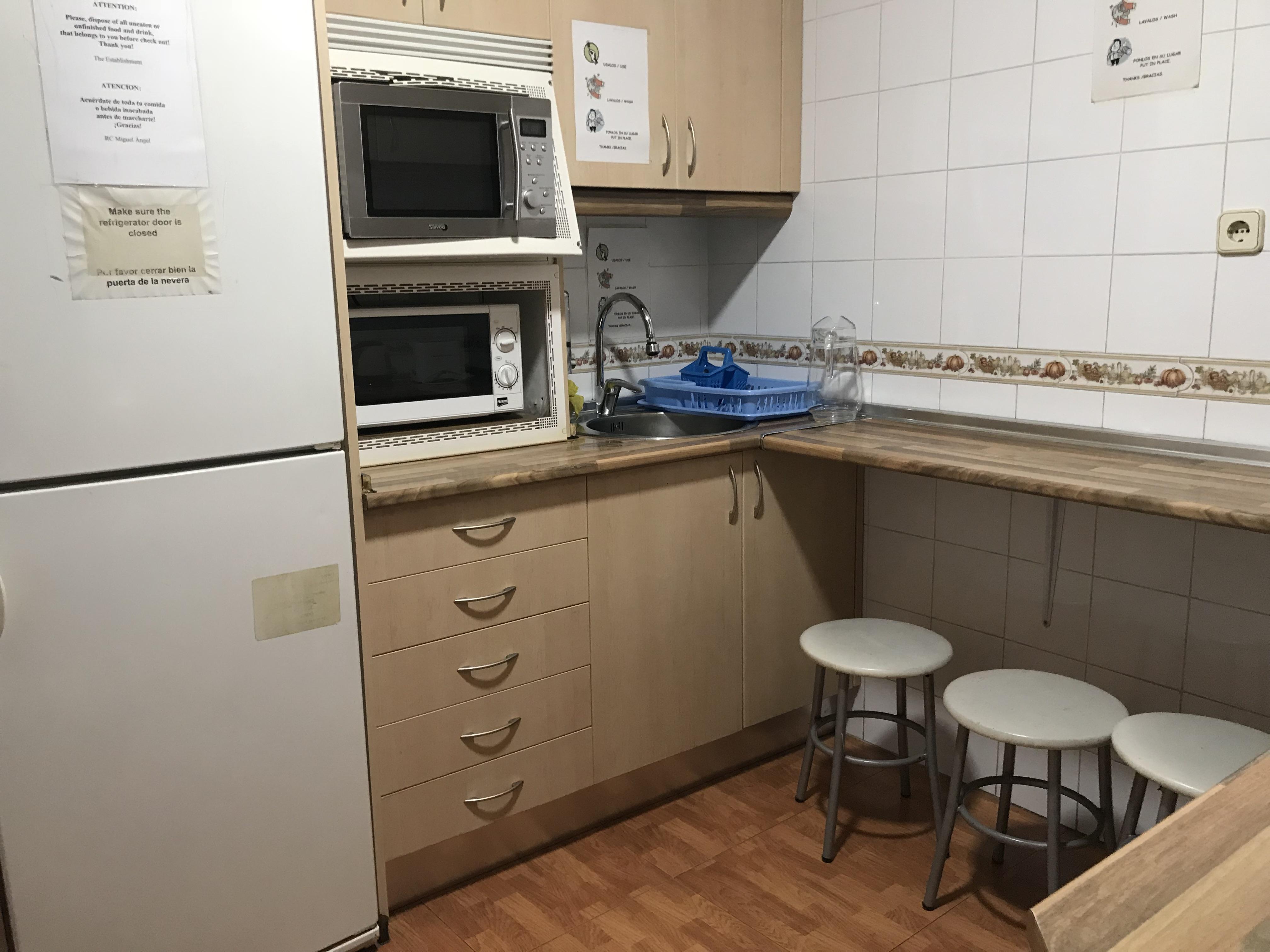Rc Miguel Angel Hostel Madrid Ngoại thất bức ảnh A shared kitchen at a hostel