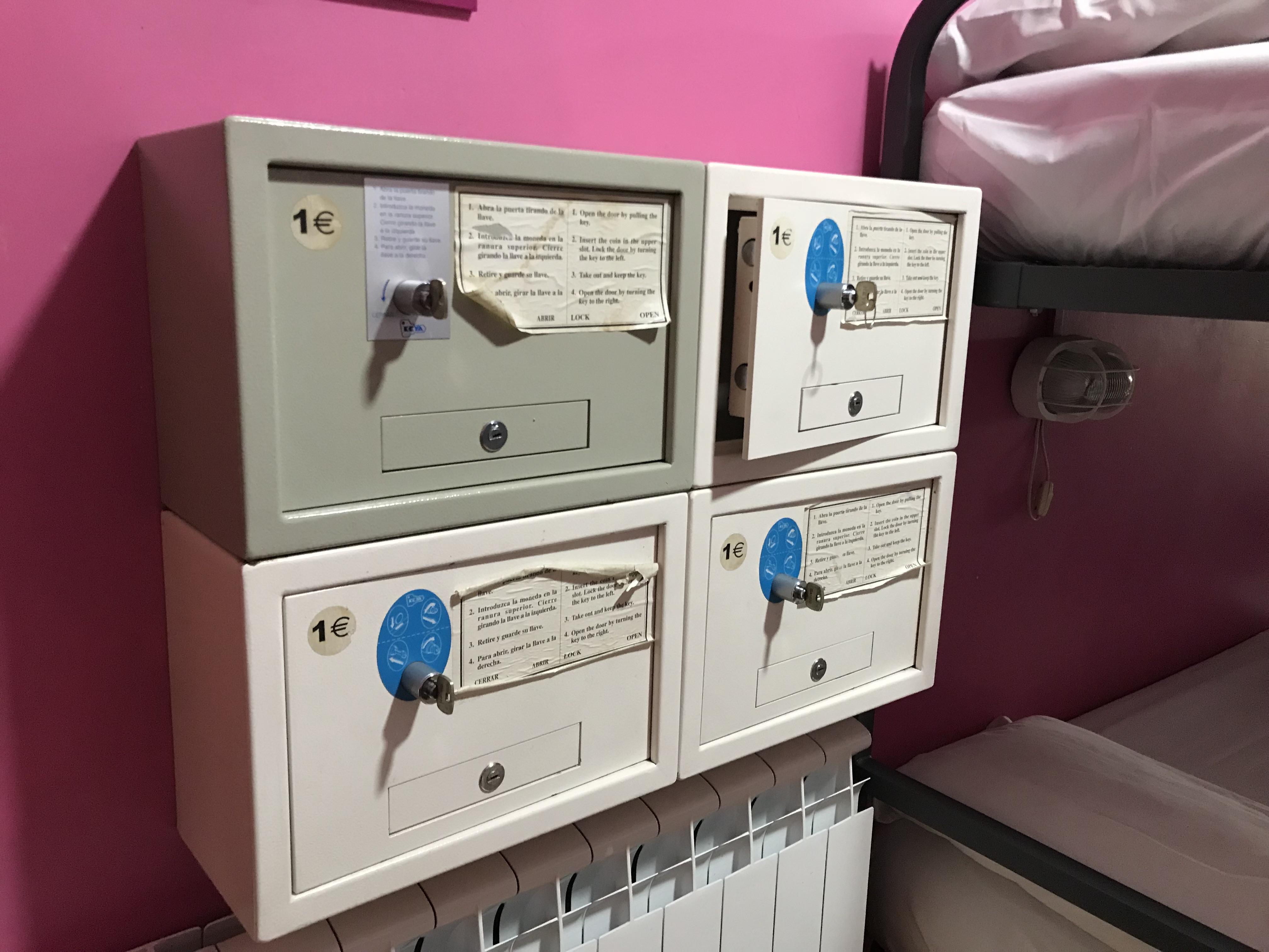 Rc Miguel Angel Hostel Madrid Ngoại thất bức ảnh Mailboxes on board a train