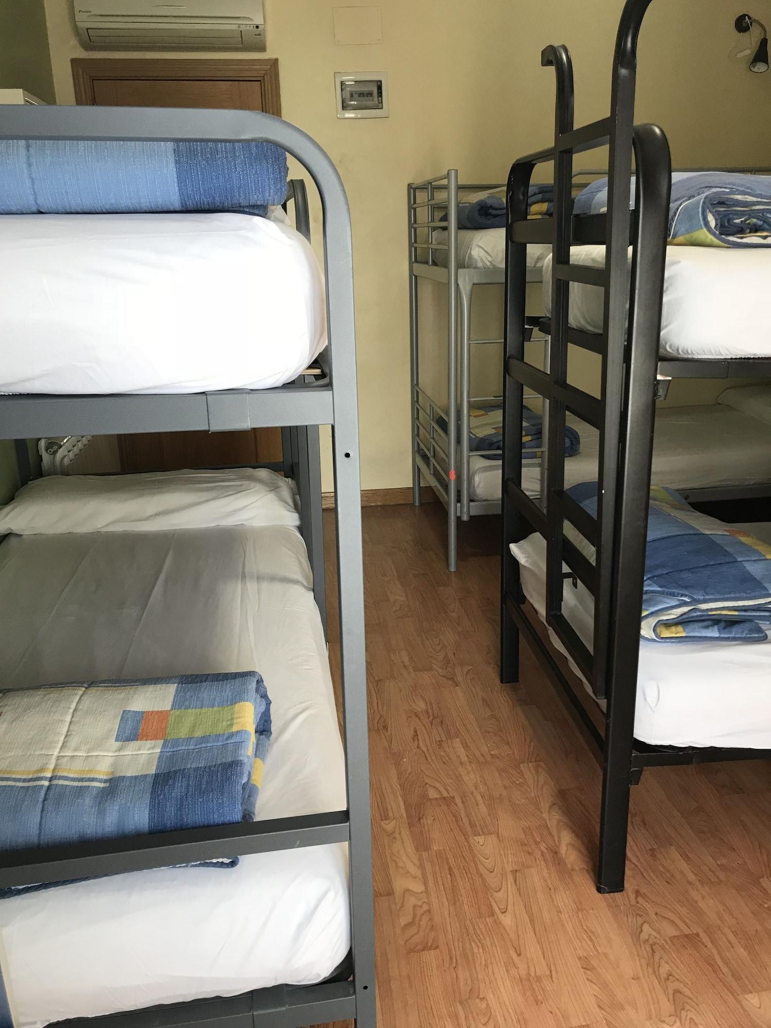 Rc Miguel Angel Hostel Madrid Ngoại thất bức ảnh A typical hostel room