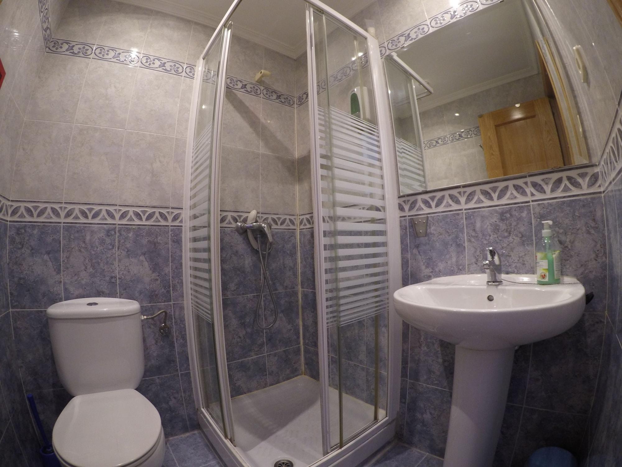 Rc Miguel Angel Hostel Madrid Ngoại thất bức ảnh A shower cubicle