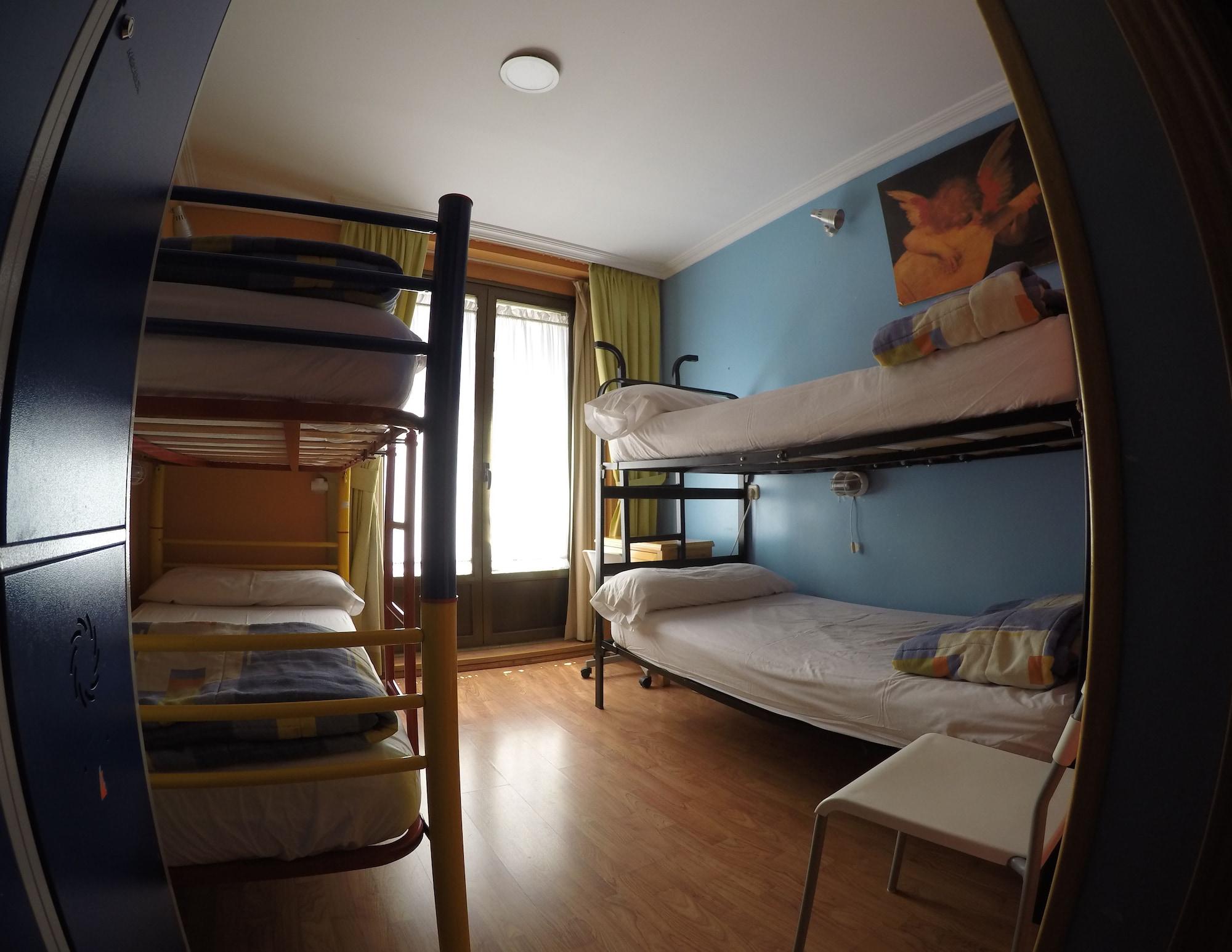 Rc Miguel Angel Hostel Madrid Ngoại thất bức ảnh Hostel room in Madrid, Spain