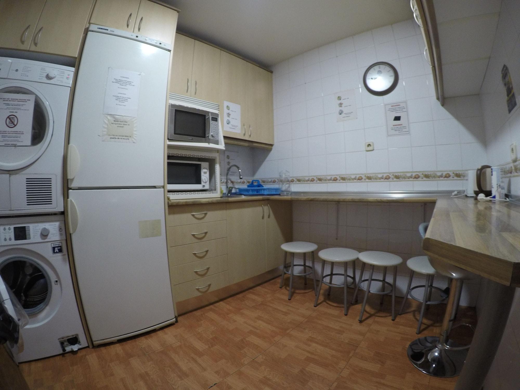 Rc Miguel Angel Hostel Madrid Ngoại thất bức ảnh A typical kitchen in a hostel