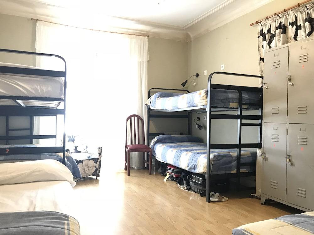 Rc Miguel Angel Hostel Madrid Ngoại thất bức ảnh A typical dormitory room at the International House