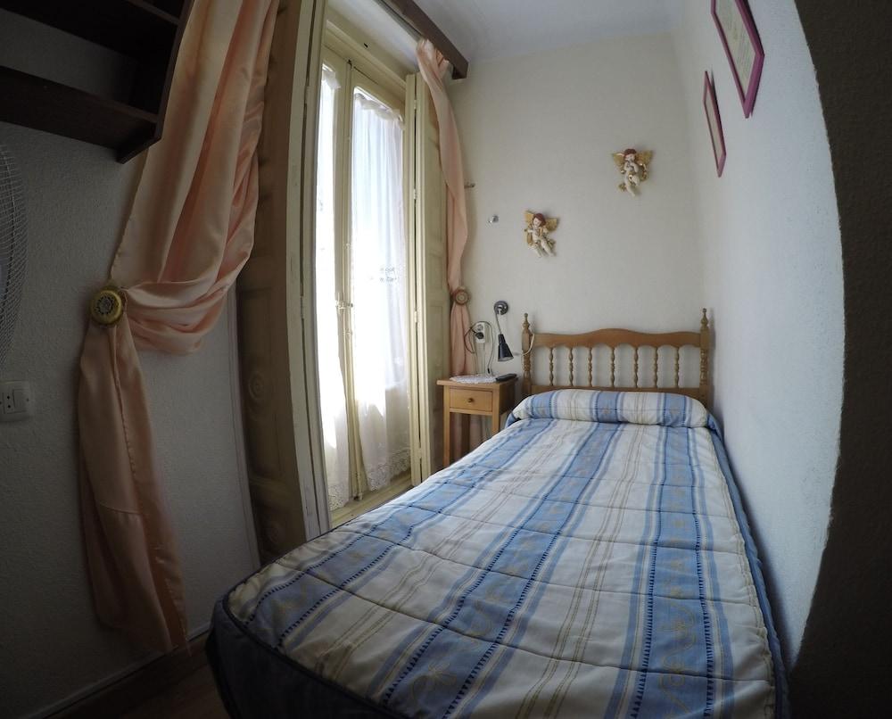 Rc Miguel Angel Hostel Madrid Ngoại thất bức ảnh A single room in a Spanish hostel