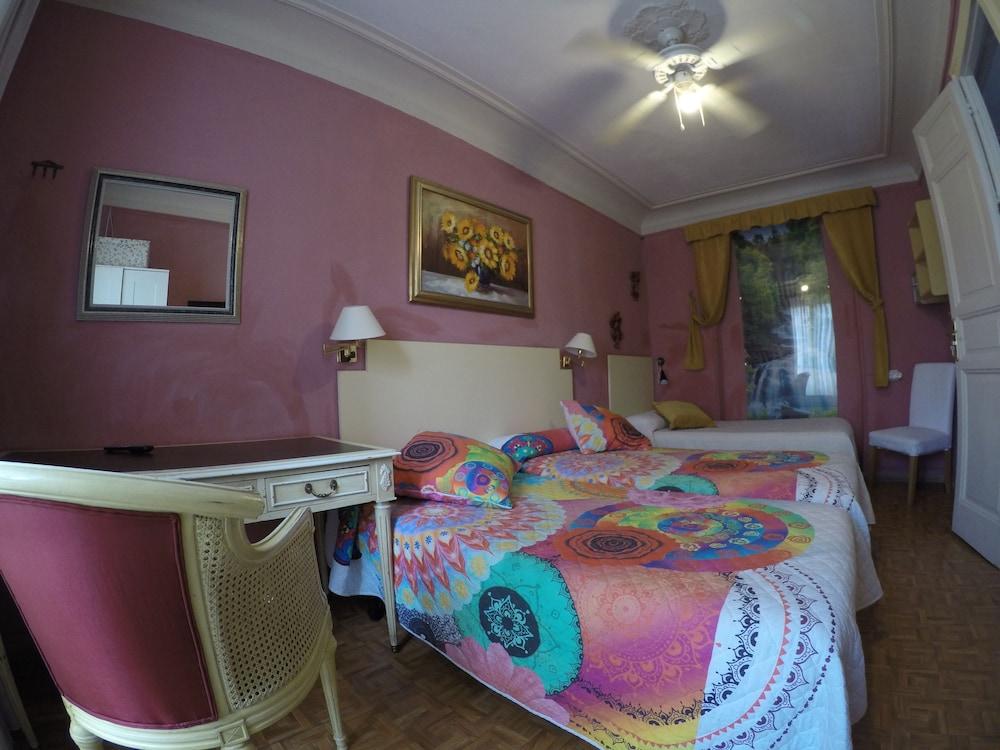 Rc Miguel Angel Hostel Madrid Ngoại thất bức ảnh A room at the hotel