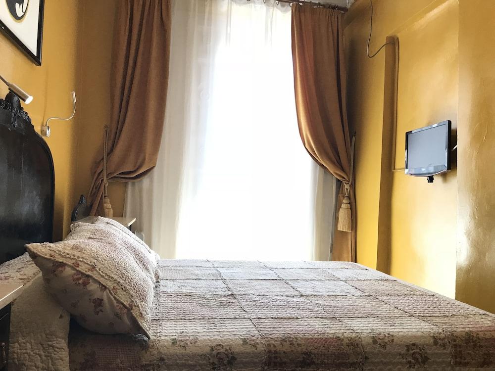 Rc Miguel Angel Hostel Madrid Ngoại thất bức ảnh A room at the hotel