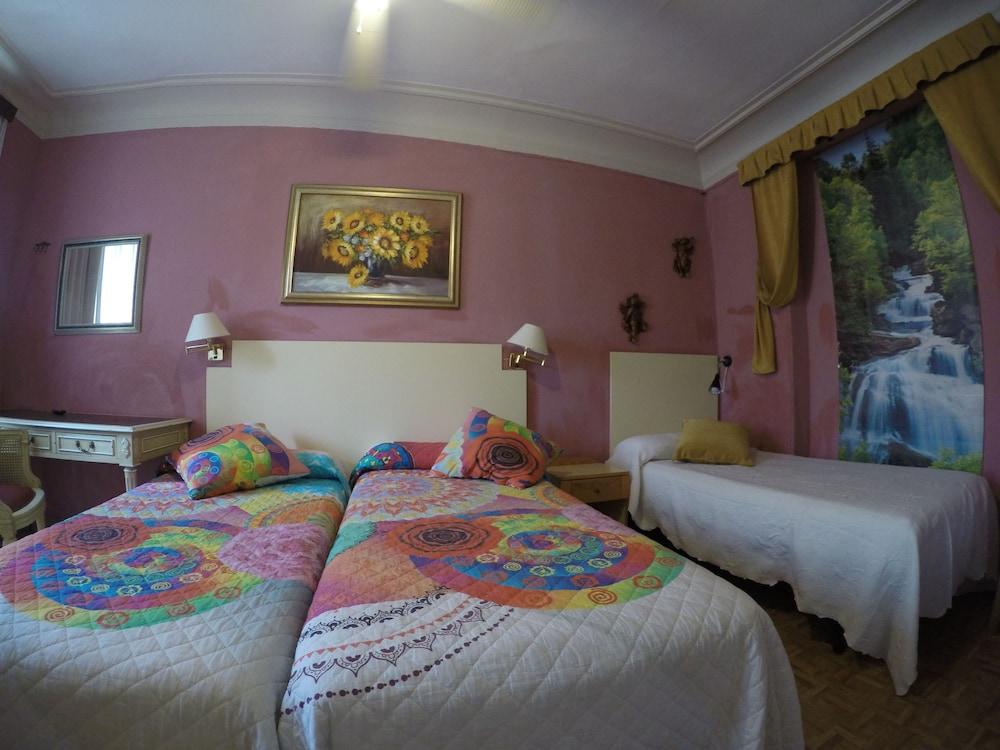 Rc Miguel Angel Hostel Madrid Ngoại thất bức ảnh A room at the hotel