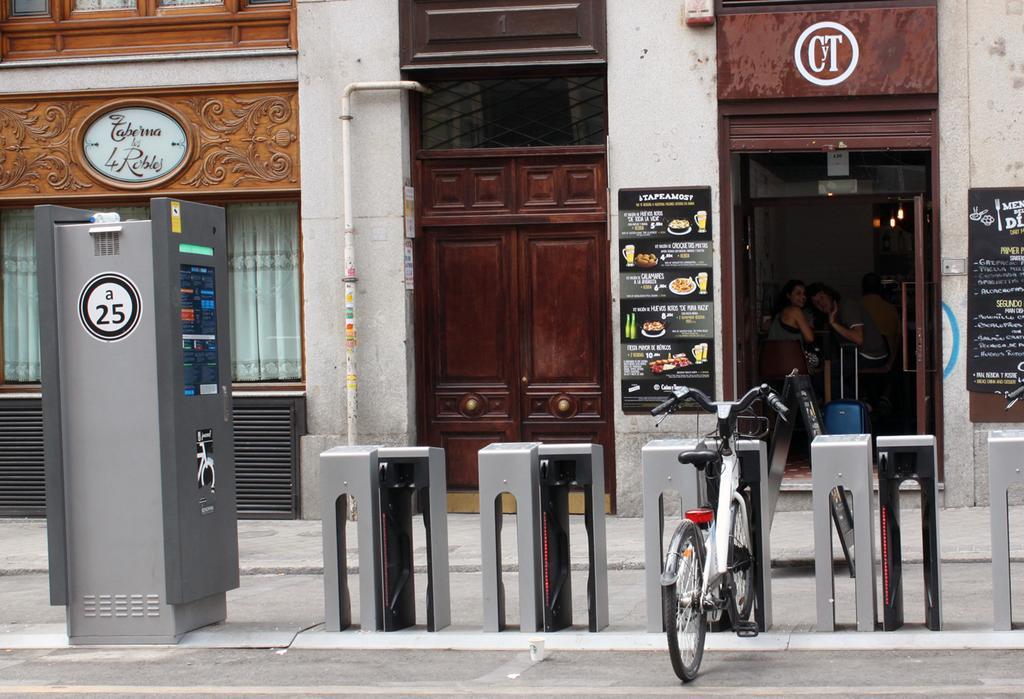 Rc Miguel Angel Hostel Madrid Ngoại thất bức ảnh Vélo'v station