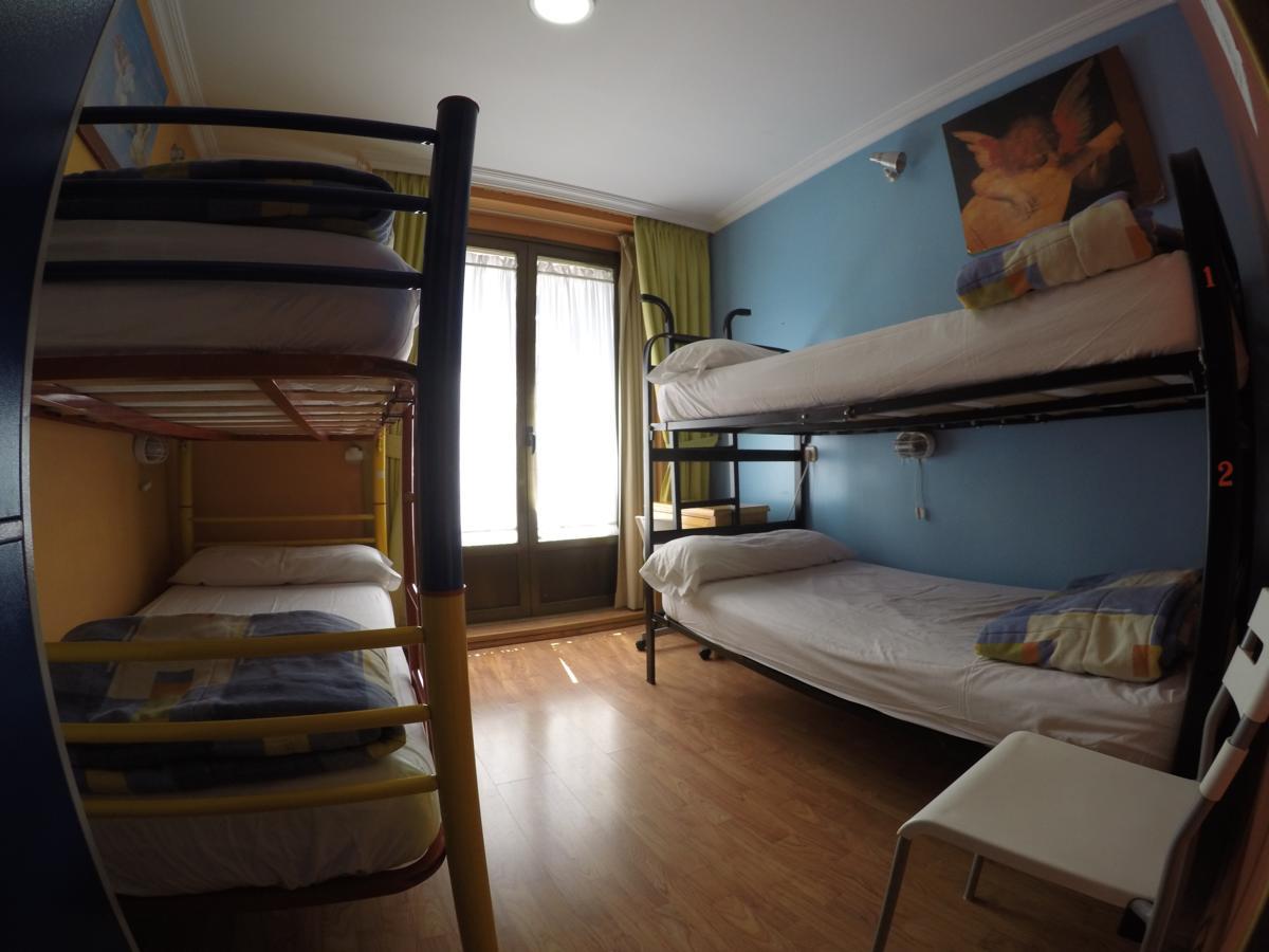 Rc Miguel Angel Hostel Madrid Ngoại thất bức ảnh Hostel room in Madrid, Spain
