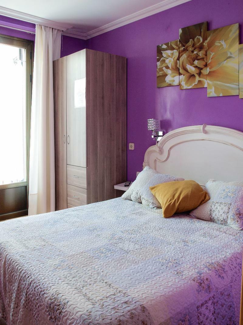 Rc Miguel Angel Hostel Madrid Ngoại thất bức ảnh A bedroom