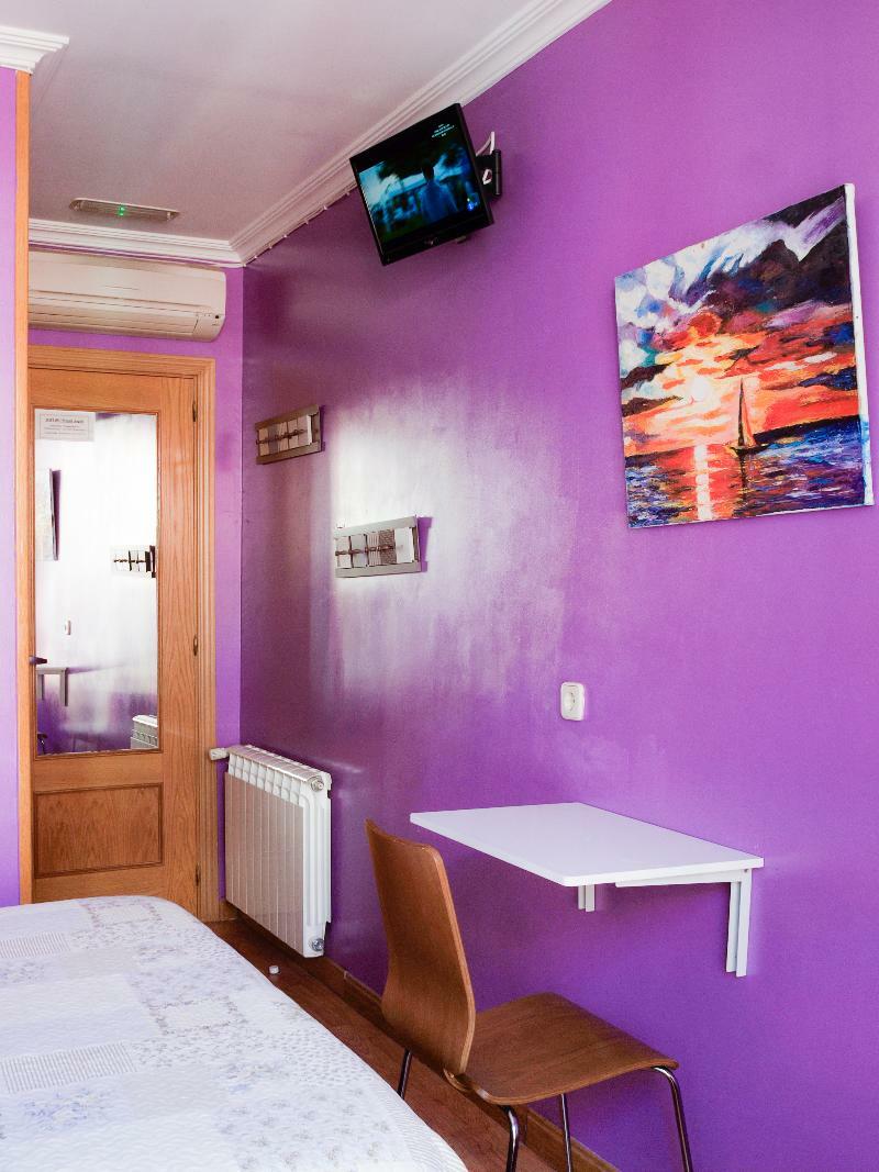 Rc Miguel Angel Hostel Madrid Ngoại thất bức ảnh A room with purple walls