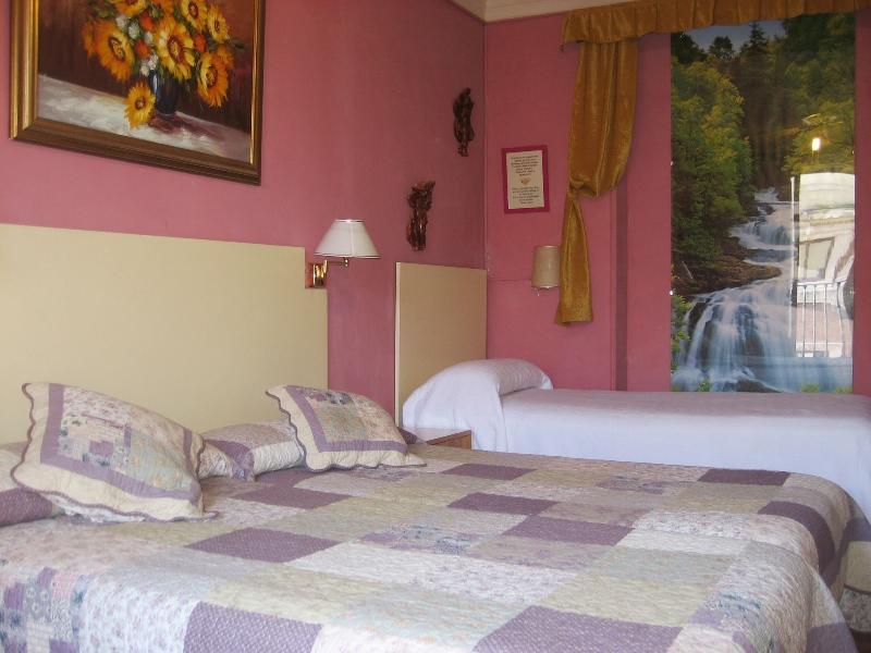 Rc Miguel Angel Hostel Madrid Ngoại thất bức ảnh A room at the hotel